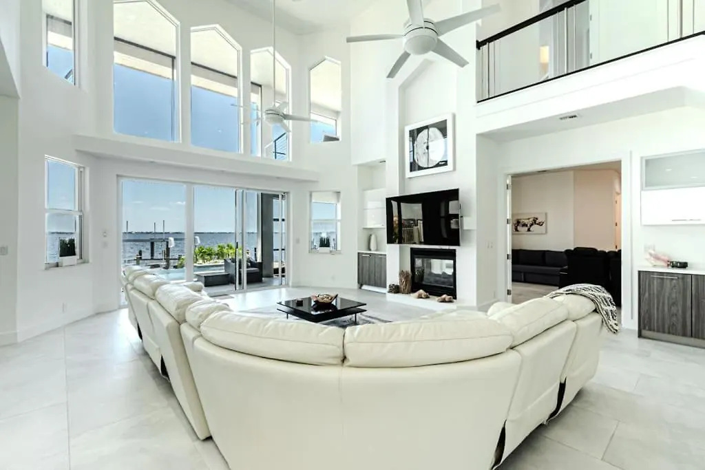 Breathtaking 6bd Riverfront Mansion W Pool Holiday home Cape Coral
