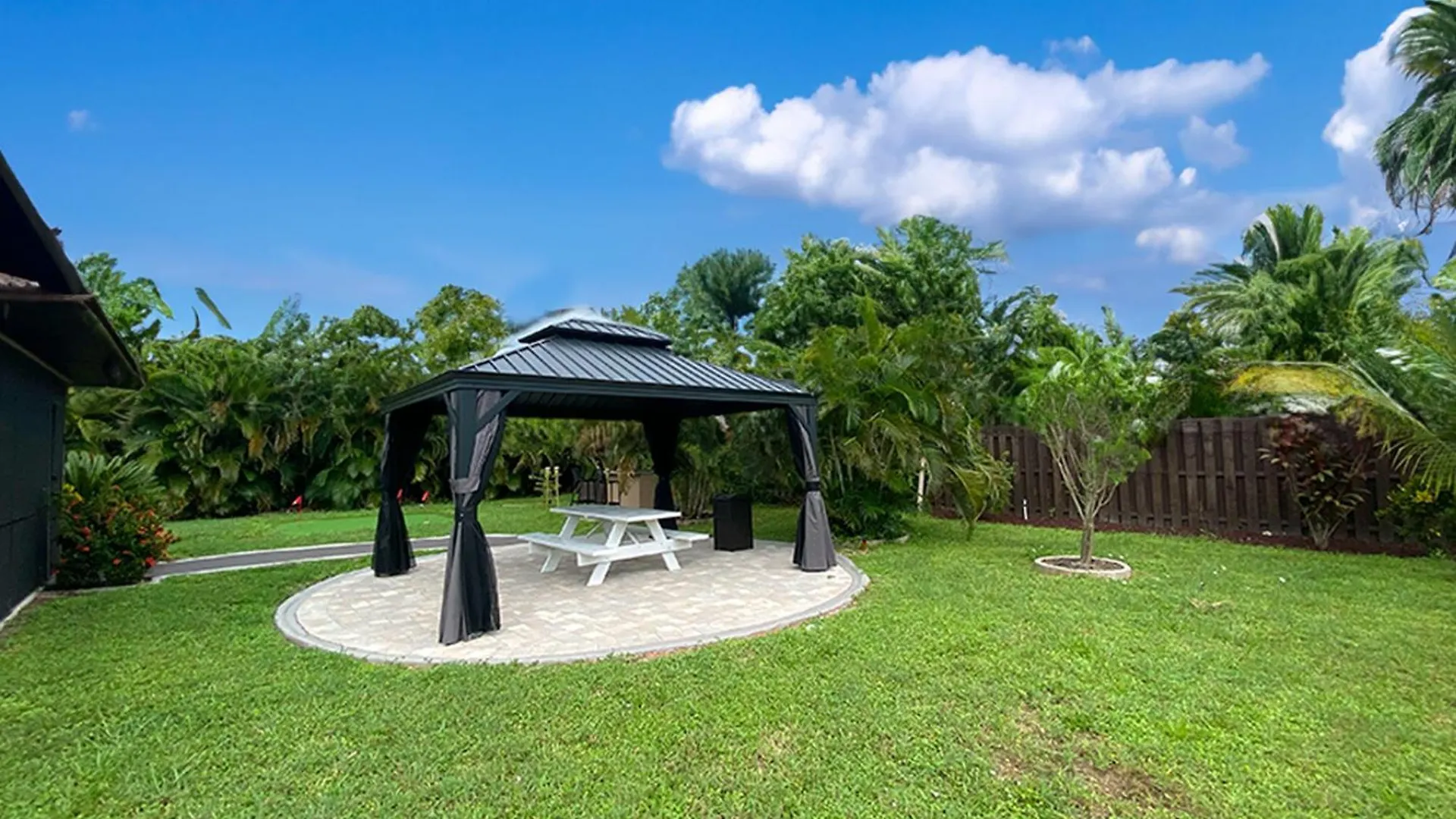 Cozy Coral With Tiki Hut, Mini Golf, Arcade And Grill *