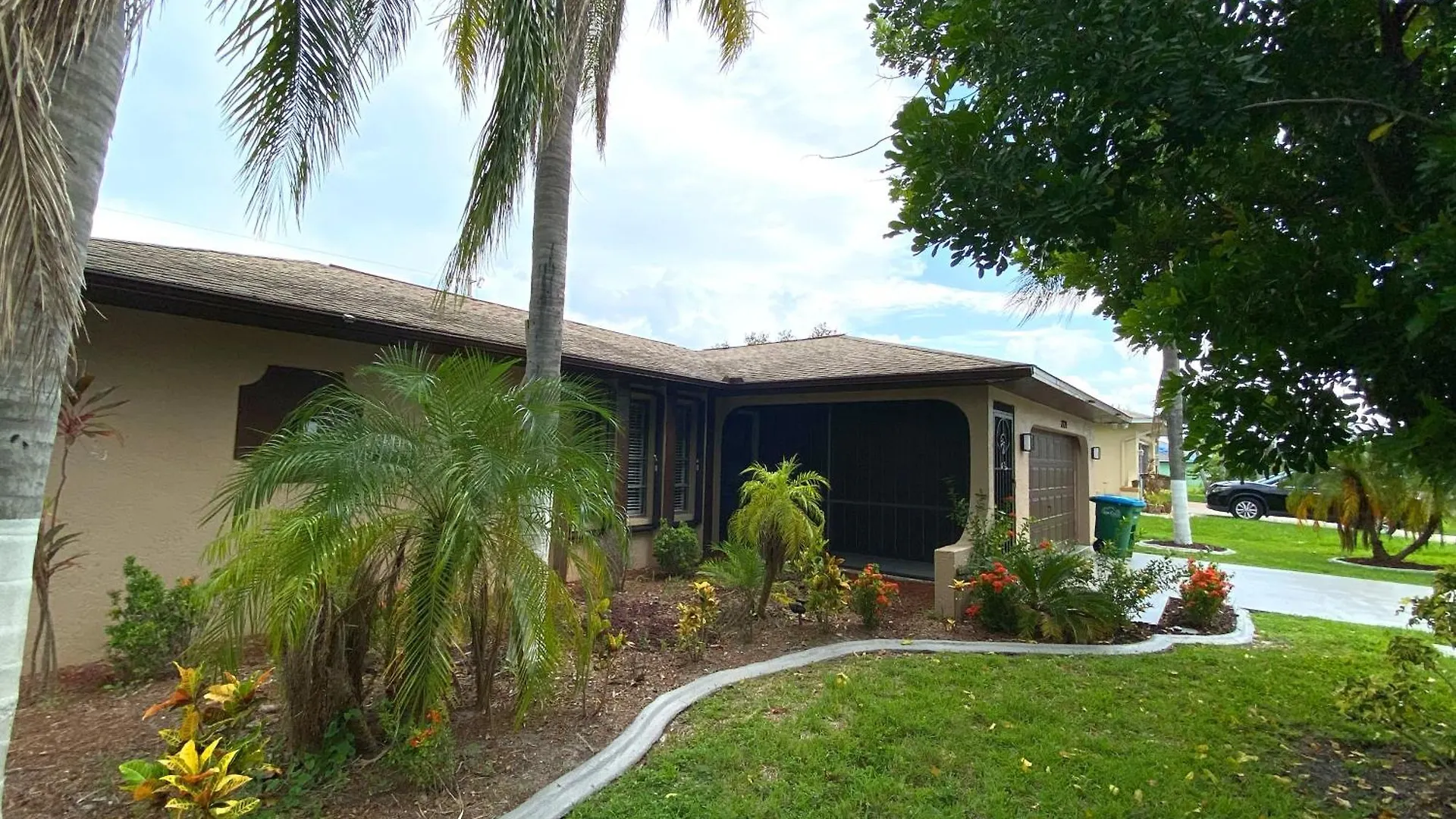 Cozy Coral With Tiki Hut, Mini Golf, Arcade And Grill Cape Coral