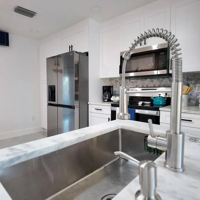 Villa Coastal Oasis, Sleeps 8, Heated Pool, Bbq And Jacuzzi *