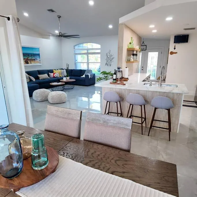 Coastal Oasis, Sleeps 8, Heated Pool, Bbq And Jacuzzi Villa