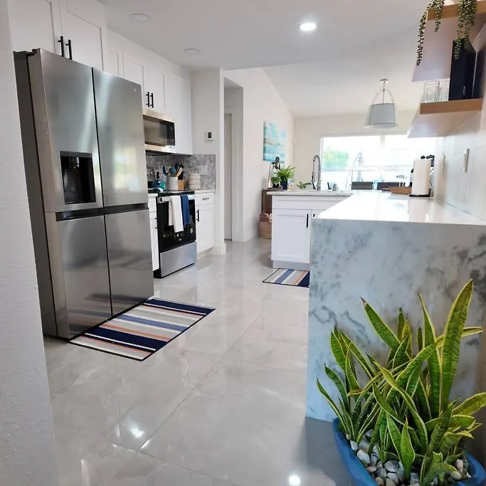 Coastal Oasis, Sleeps 8, Heated Pool, Bbq And Jacuzzi *