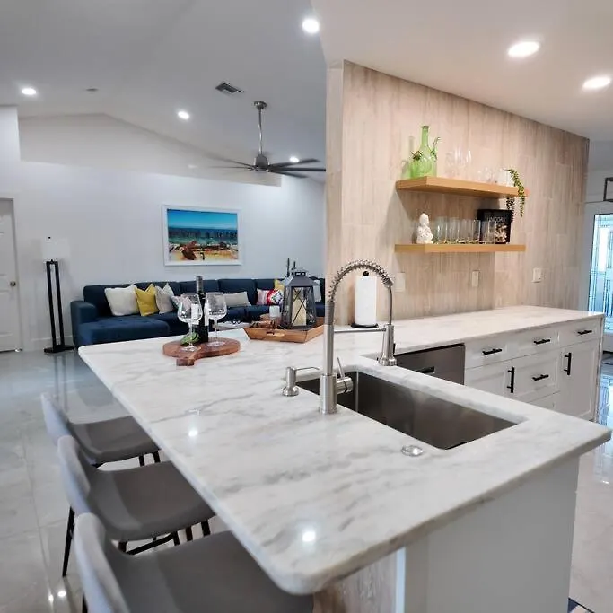 Coastal Oasis, Sleeps 8, Heated Pool, Bbq And Jacuzzi *