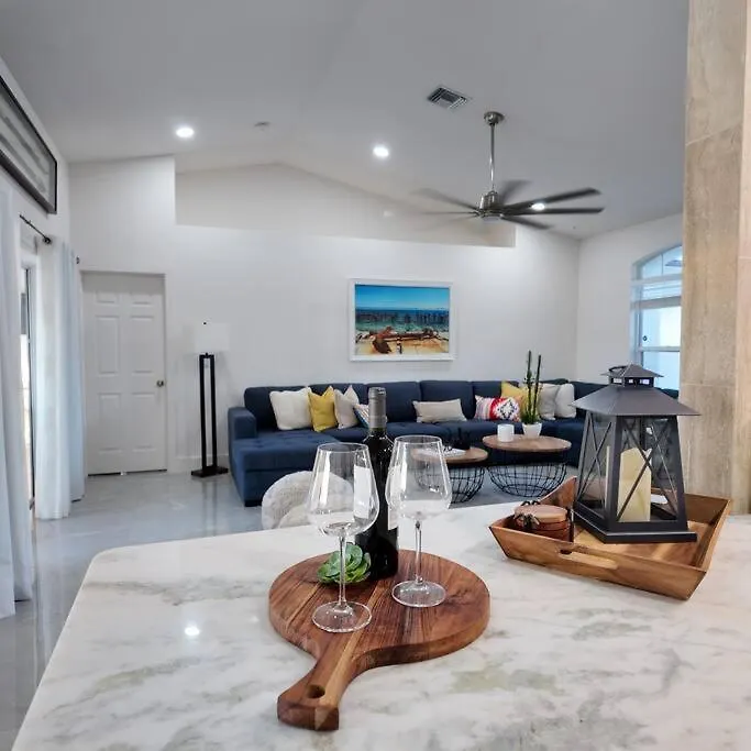 Coastal Oasis, Sleeps 8, Heated Pool, Bbq And Jacuzzi