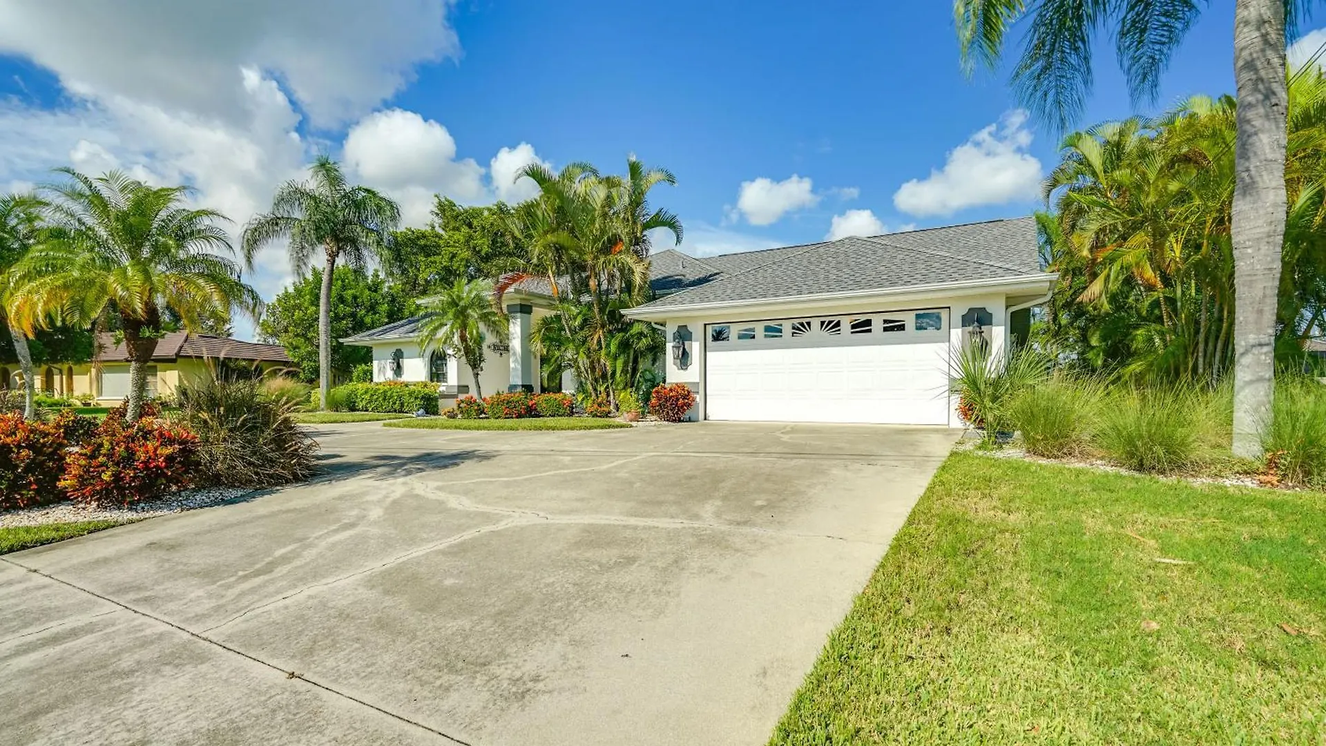 Canalfront Villa, Tiki Hut And Large Pool Cape Coral