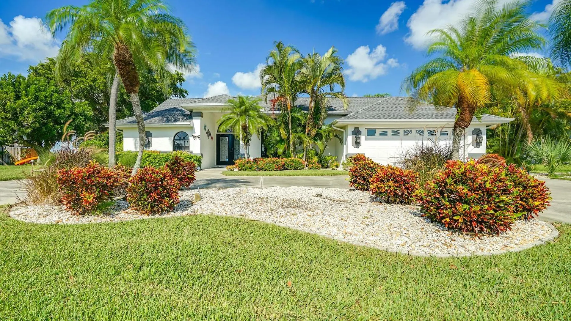 Villa Canalfront Villa, Tiki Hut And Large Pool Cape Coral