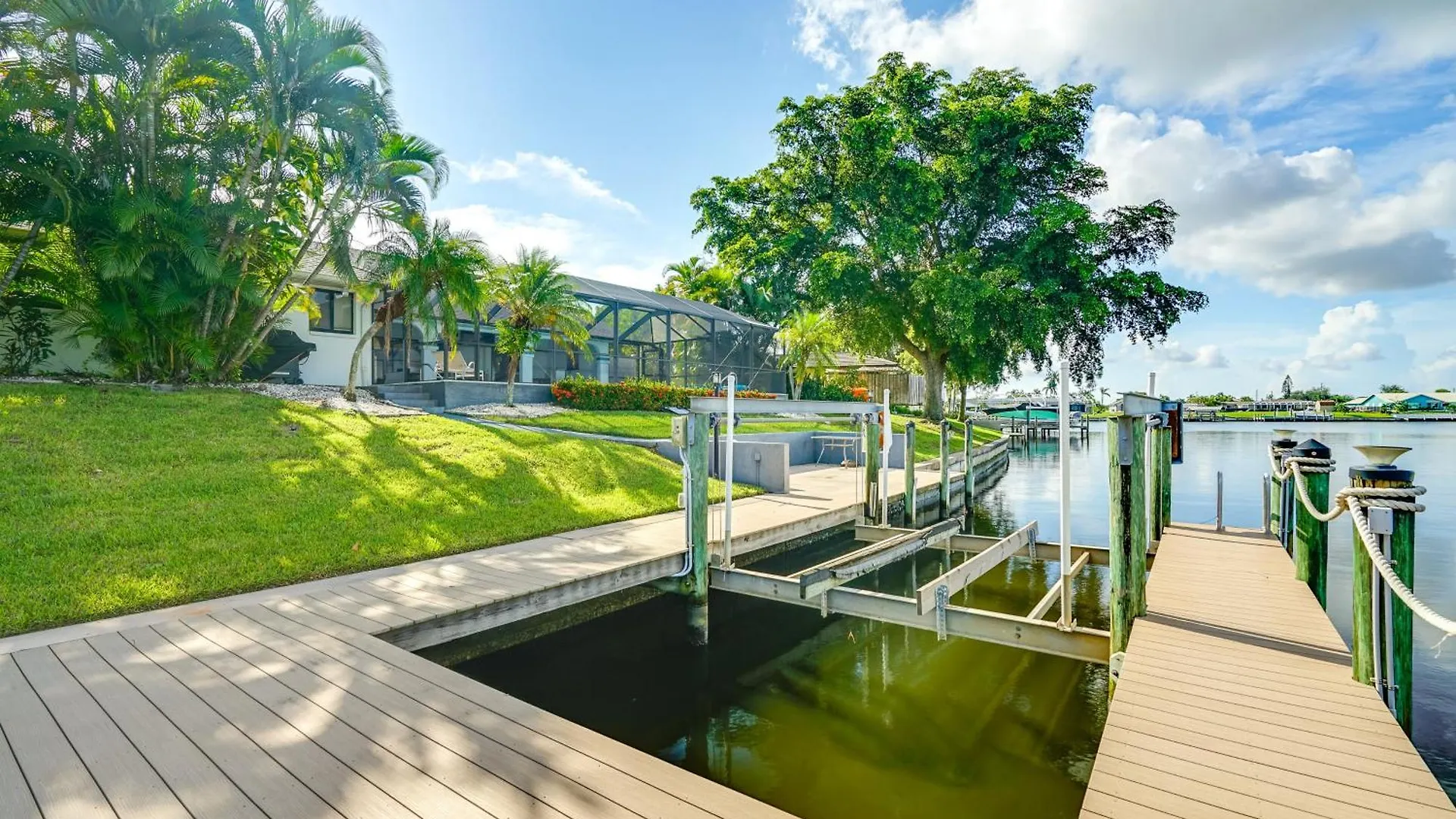 Villa Canalfront Villa, Tiki Hut And Large Pool