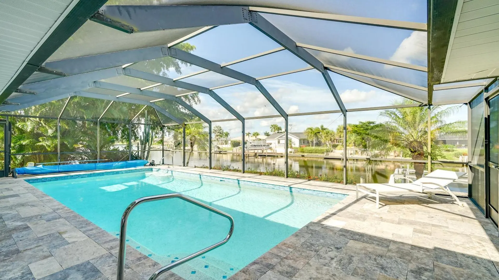 Canalfront Villa, Tiki Hut And Large Pool Villa *