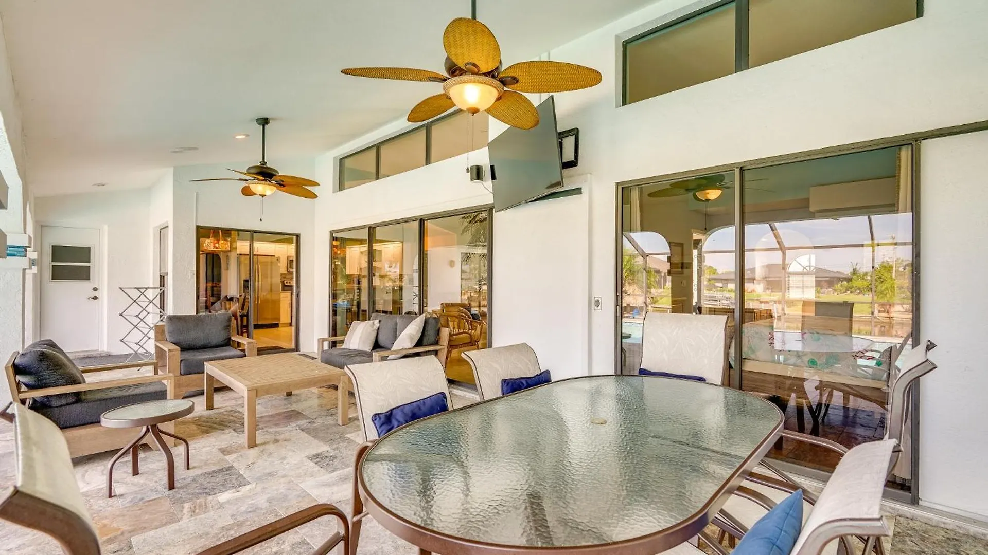 Canalfront Villa, Tiki Hut And Large Pool Cape Coral