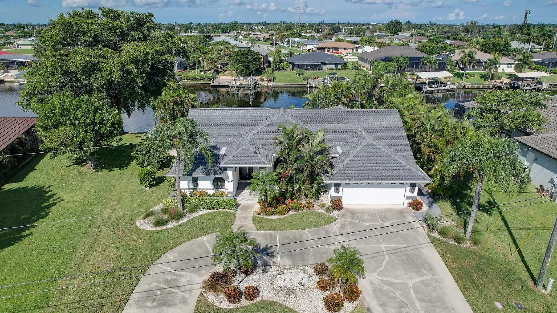 Canalfront Villa, Tiki Hut And Large Pool * Cape Coral