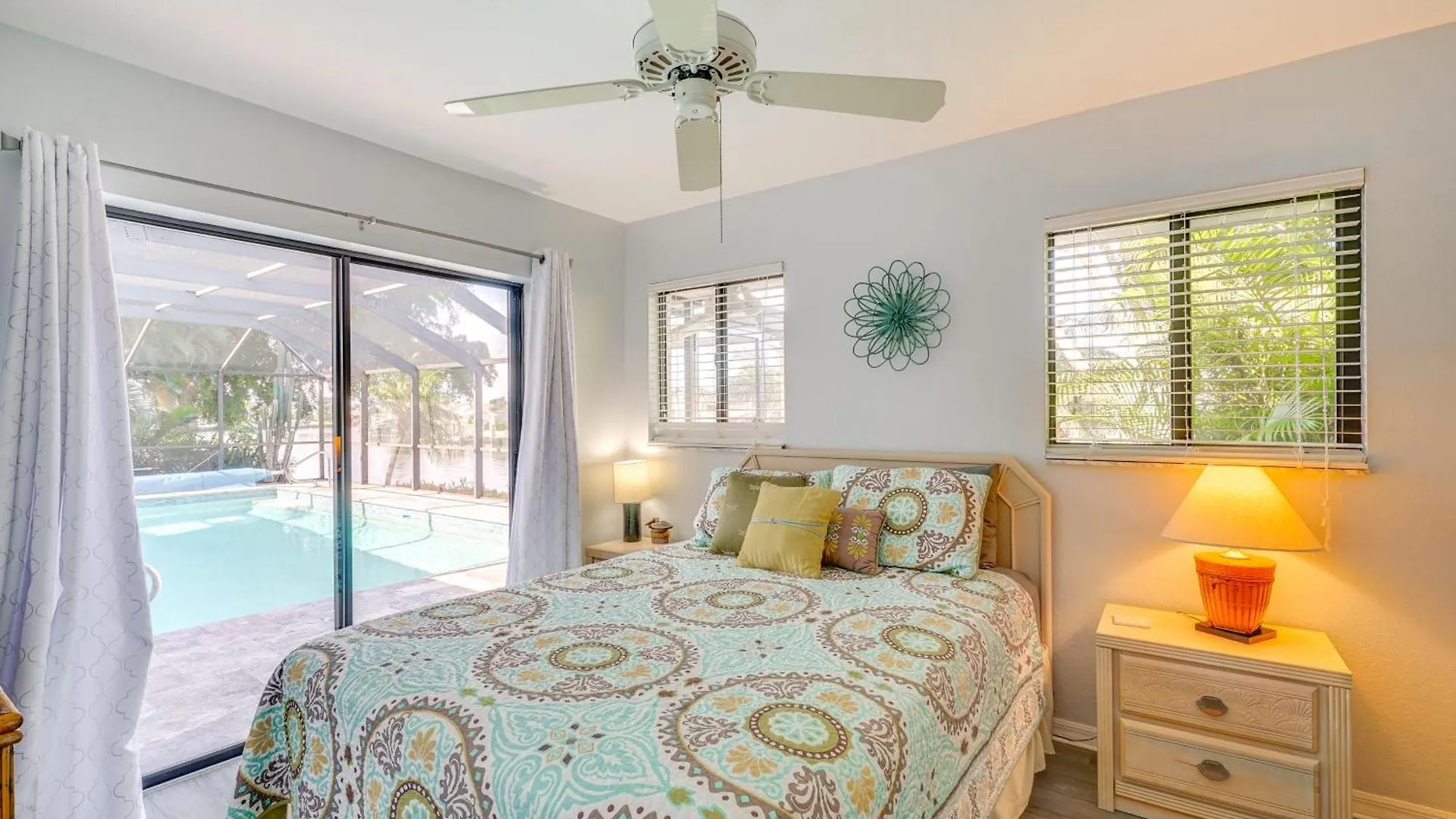 Canalfront Villa, Tiki Hut And Large Pool Villa Cape Coral