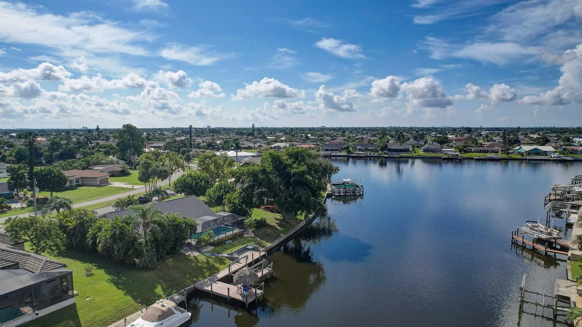 Canalfront Villa, Tiki Hut And Large Pool * Cape Coral