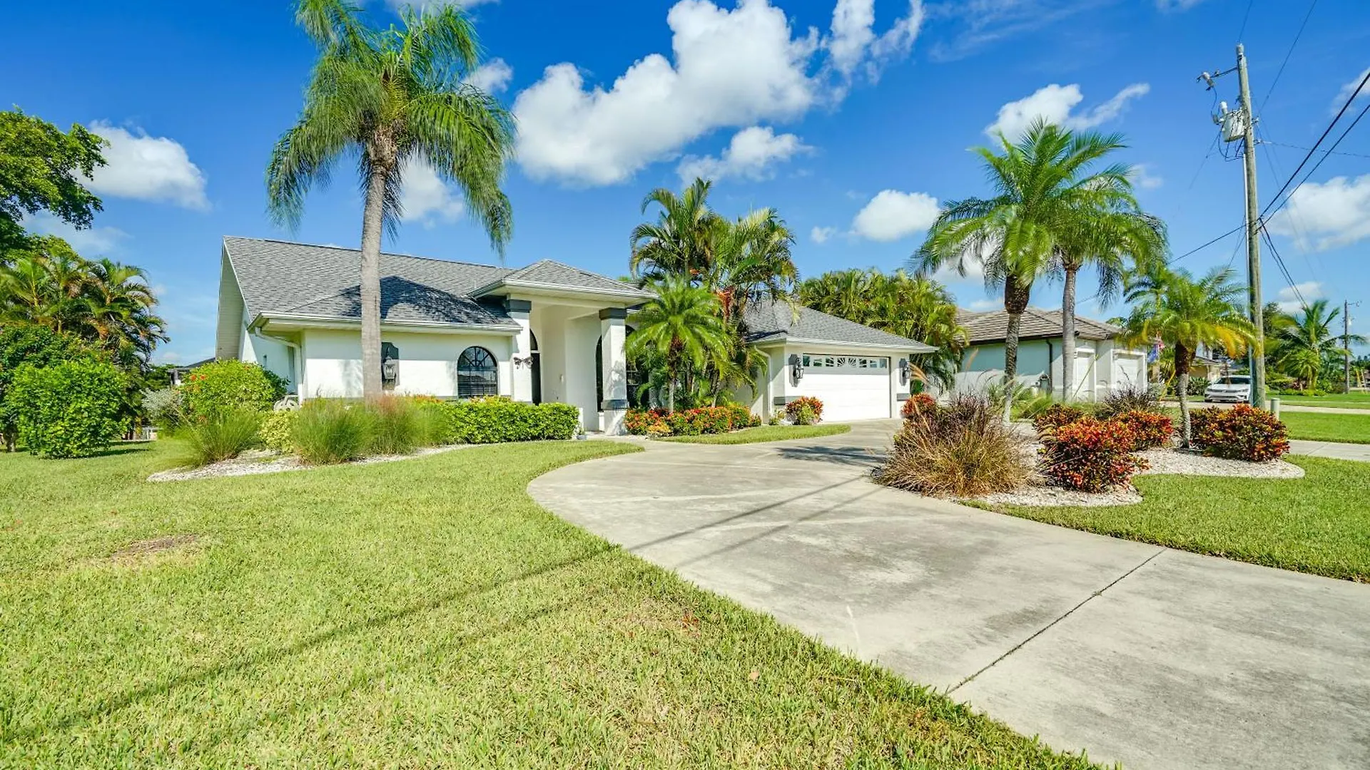 Canalfront Villa, Tiki Hut And Large Pool Villa *