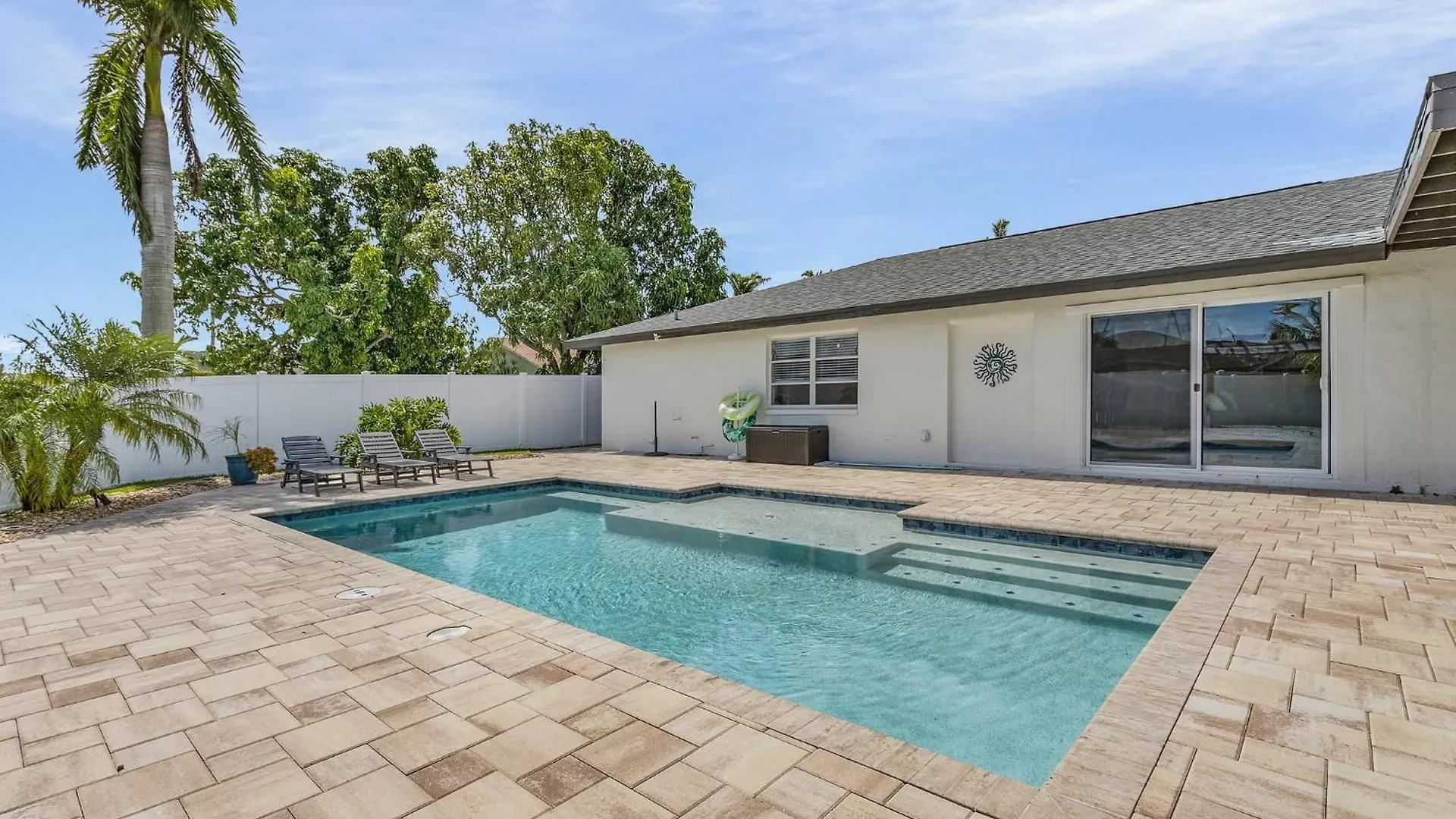 Soak Up The Sun - Relaxing Getaway Holiday home *