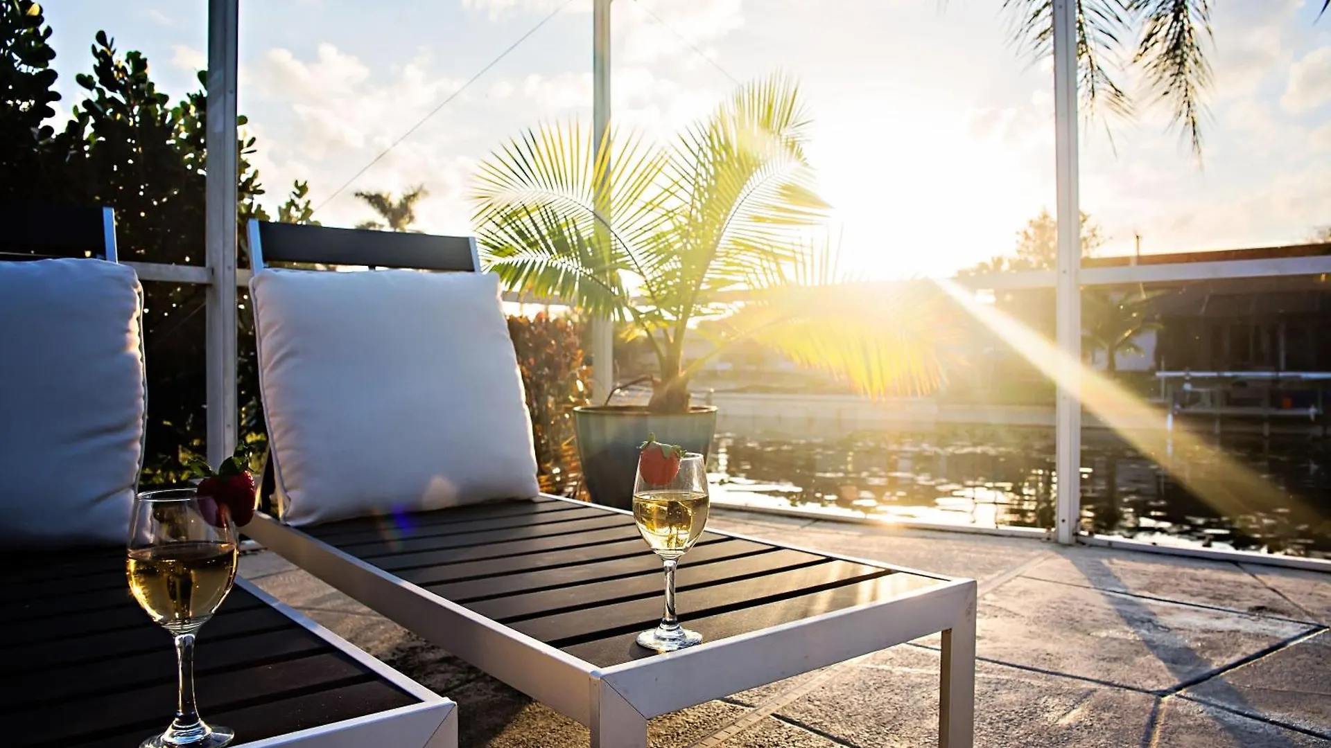Canal Views, Heated Pool, Time Well Spent - Nothing But Time - Roelens Holiday home *