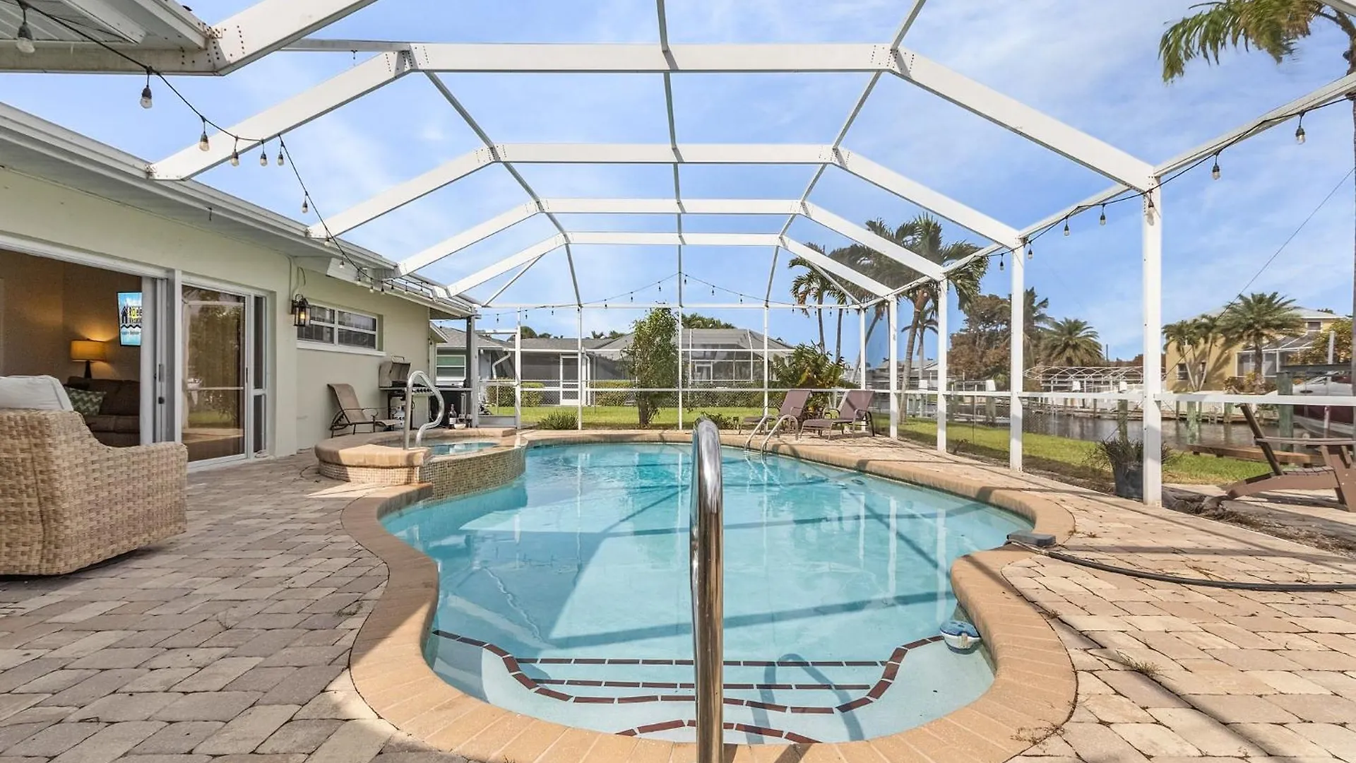 Boating & Fishing Enthusiasts, Heated Pool And Spa, Bicycles - Latitude Adjustment - Roelens * Cape Coral