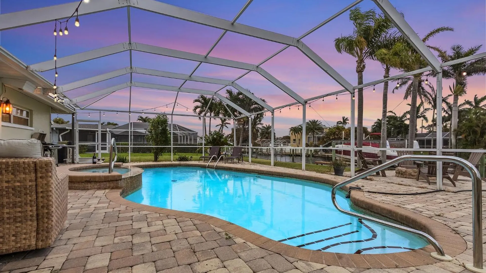 Boating & Fishing Enthusiasts, Heated Pool And Spa, Bicycles - Latitude Adjustment - Roelens *