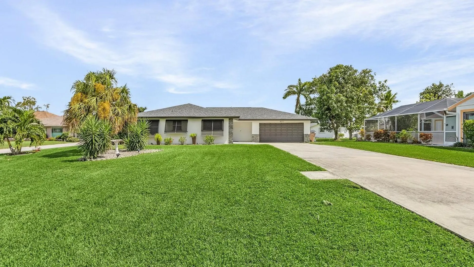Soak Up The Sun - Saltwater Pool, Spacious Fenced-in Backyard, Cape Coral