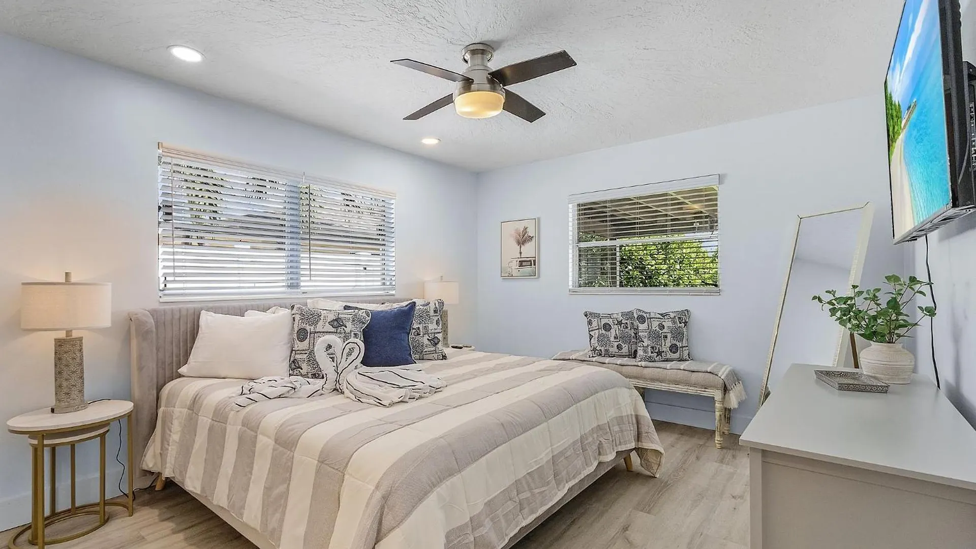 Soak Up The Sun - Saltwater Pool, Spacious Fenced-in Backyard, Holiday home *