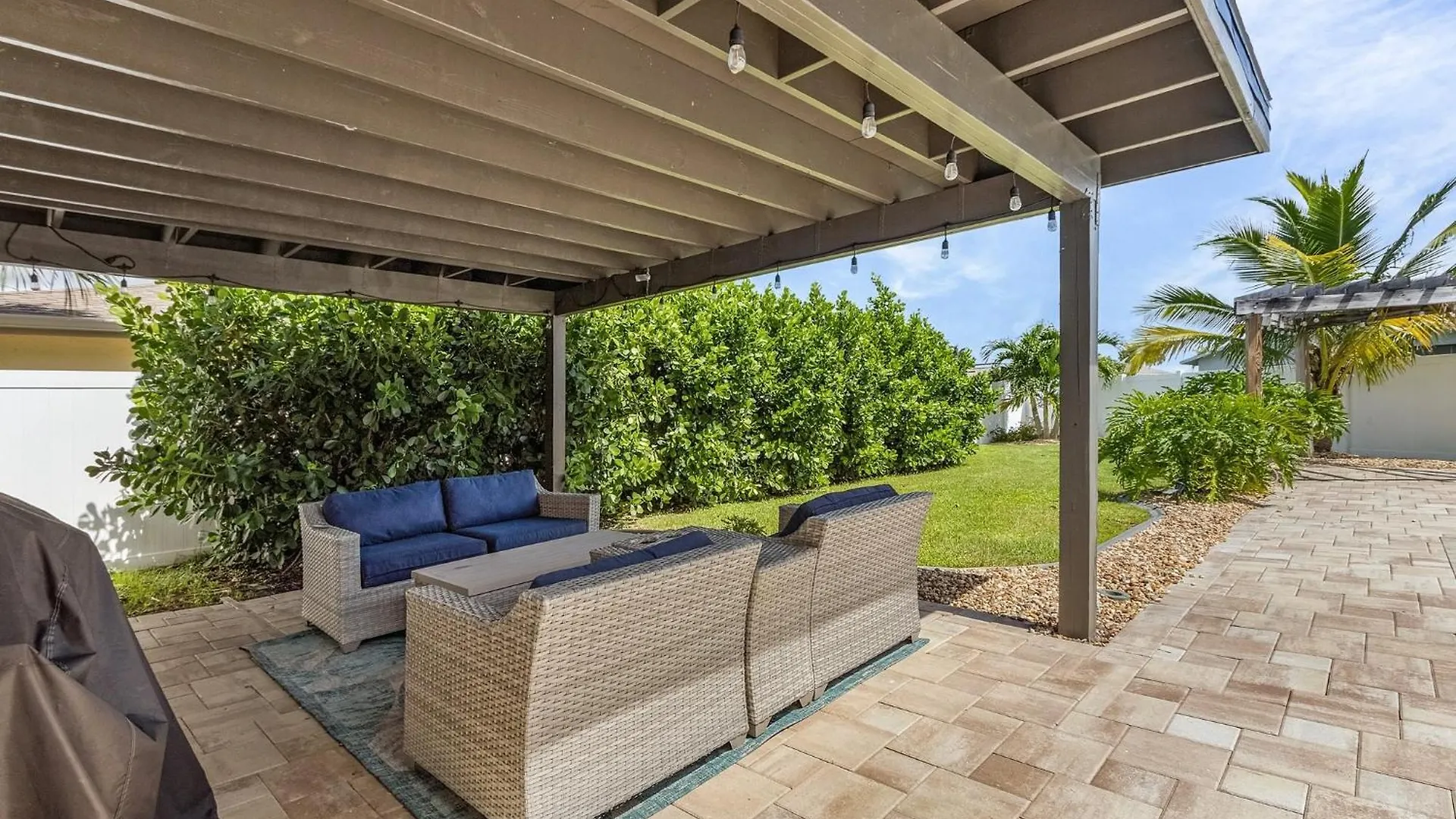 Soak Up The Sun - Saltwater Pool, Spacious Fenced-in Backyard, Holiday home Cape Coral