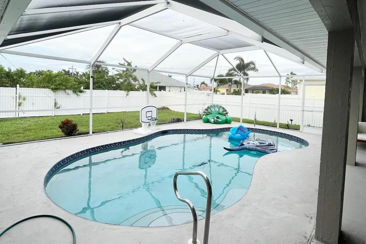 Pelican House 4 Bedrooms Free Heated Pool Holiday home Cape Coral