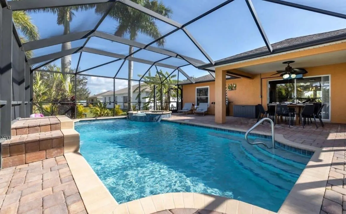 Tranquil Palms Heated Pool Outdoor Tv & Holiday home *