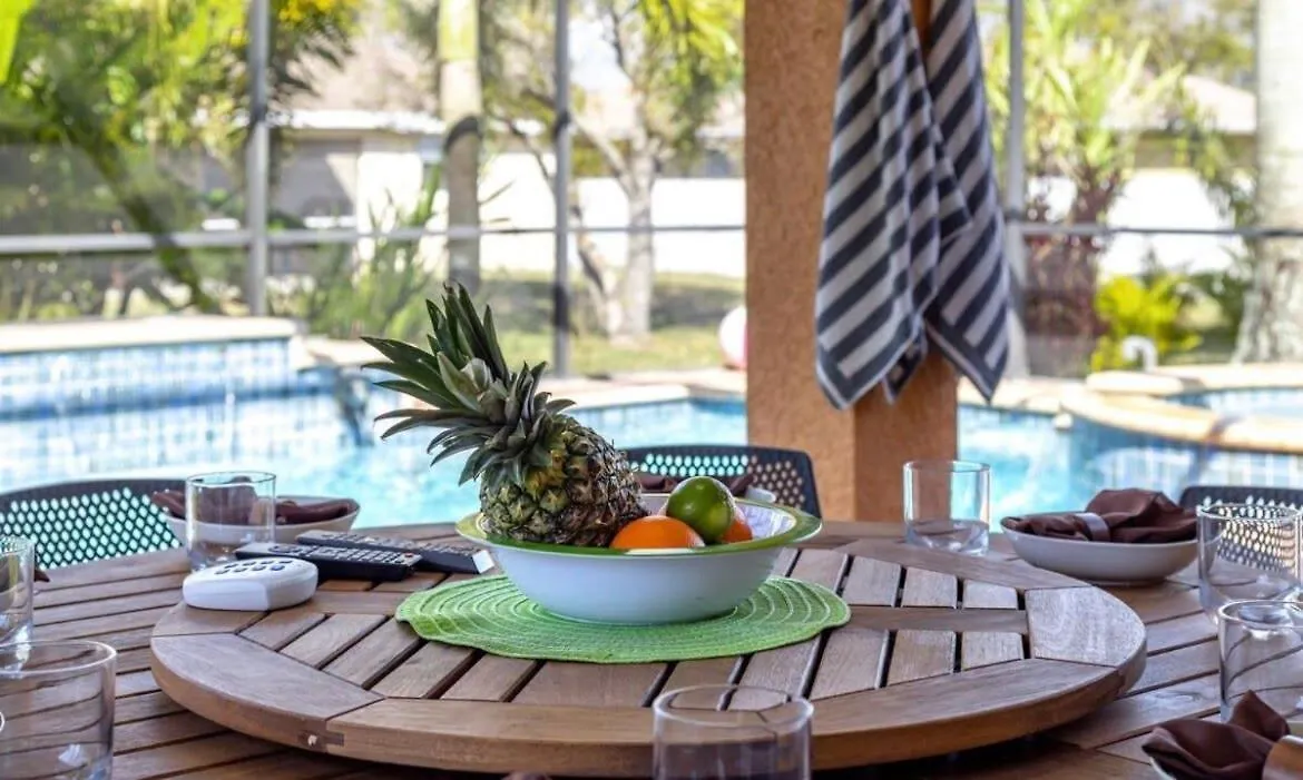 Tranquil Palms Heated Pool Outdoor Tv & Holiday home Cape Coral