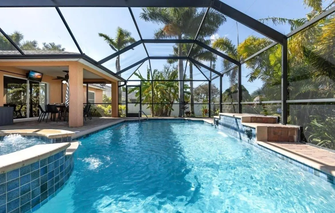 Tranquil Palms Heated Pool Outdoor Tv & Holiday home *