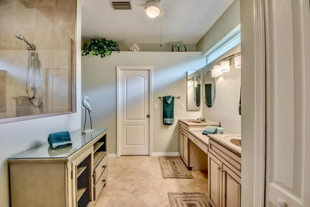 Villa Harmony By Coralvilla, Pool, Great Location Cape Coral