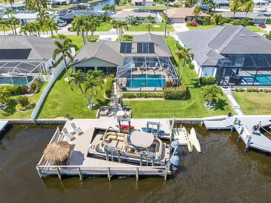 Holiday home Sunset Canal- Waterfront Heated Salt Pool Golf