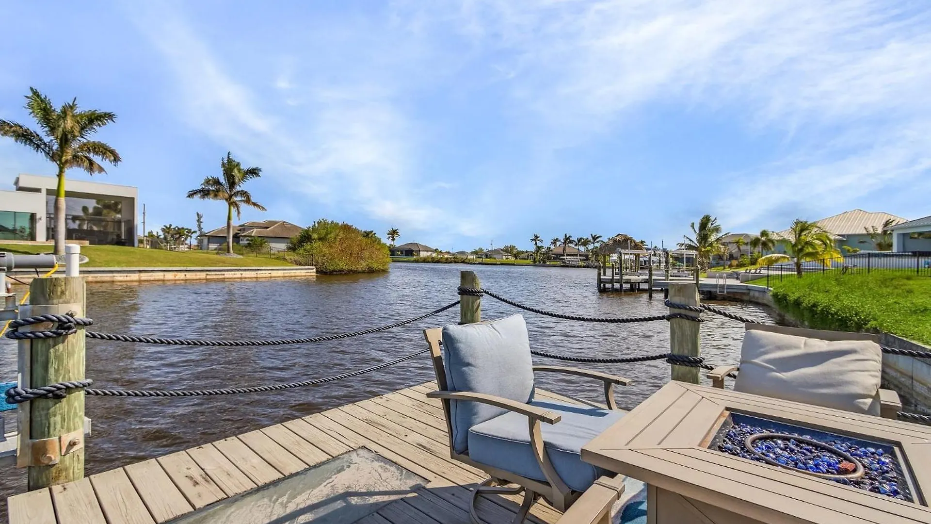 Holiday home Water Views, Pedal Boat, Heated Pool - Waterfront Paradise - Roelens *