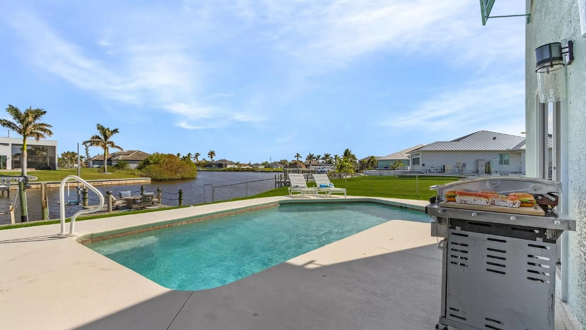 Holiday home Water Views, Pedal Boat, Heated Pool - Waterfront Paradise - Roelens