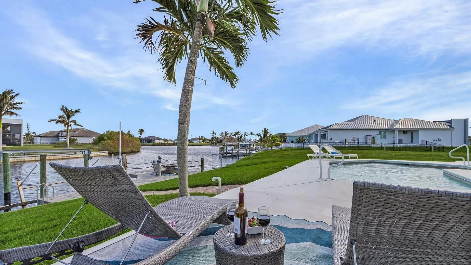 Holiday home Water Views, Pedal Boat, Heated Pool - Waterfront Paradise - Roelens Cape Coral