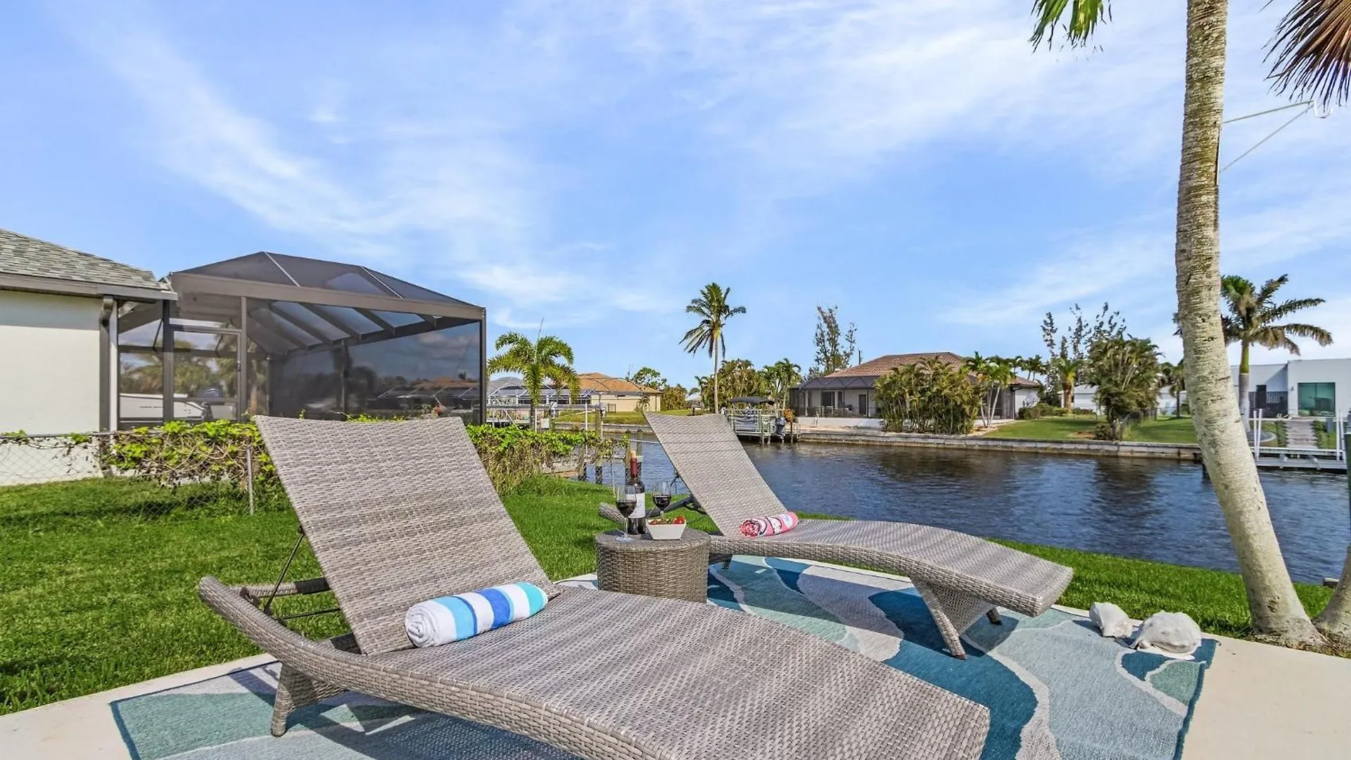 Water Views, Pedal Boat, Heated Pool - Waterfront Paradise - Roelens *