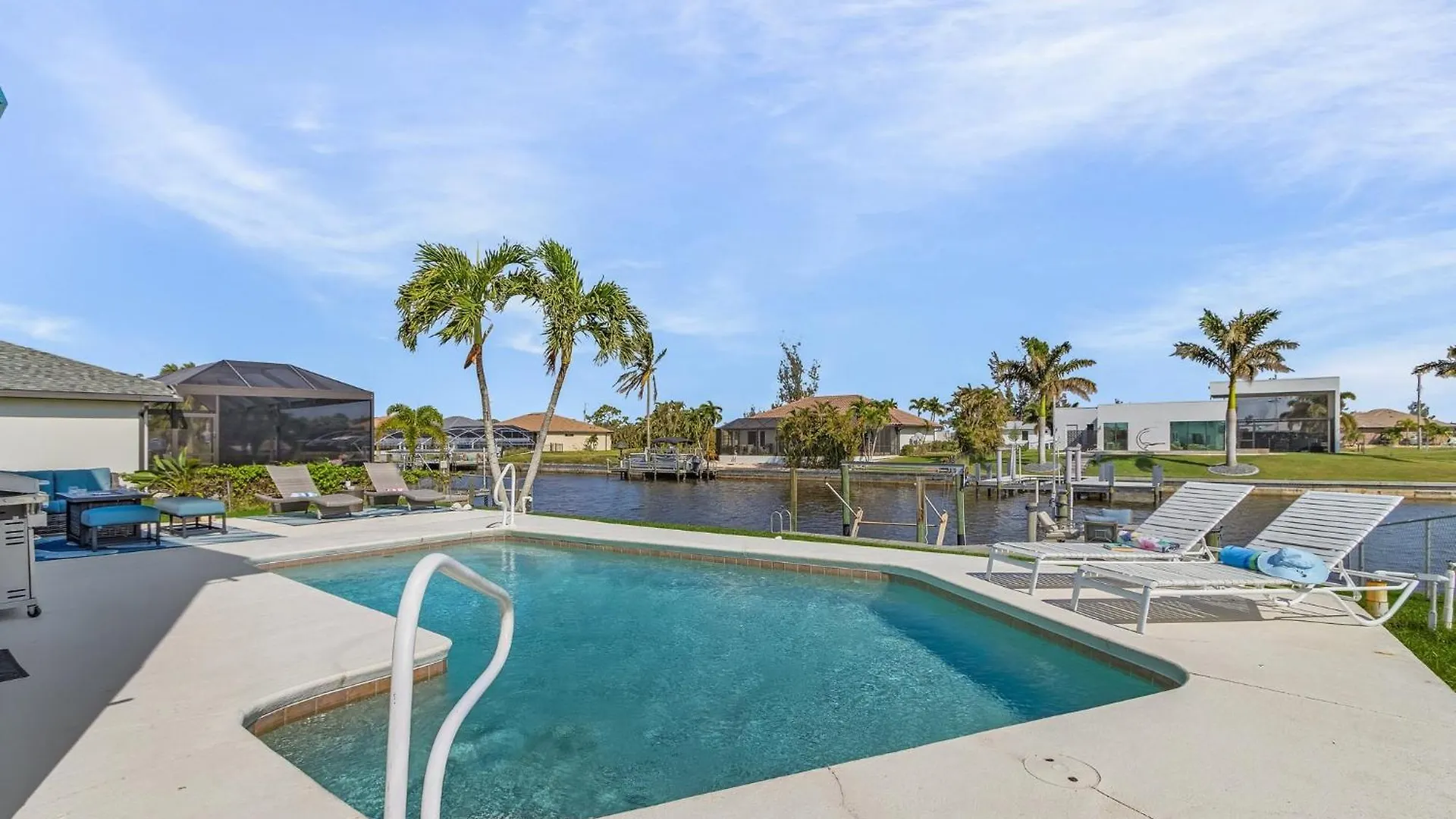 Water Views, Pedal Boat, Heated Pool - Waterfront Paradise - Roelens Holiday home *
