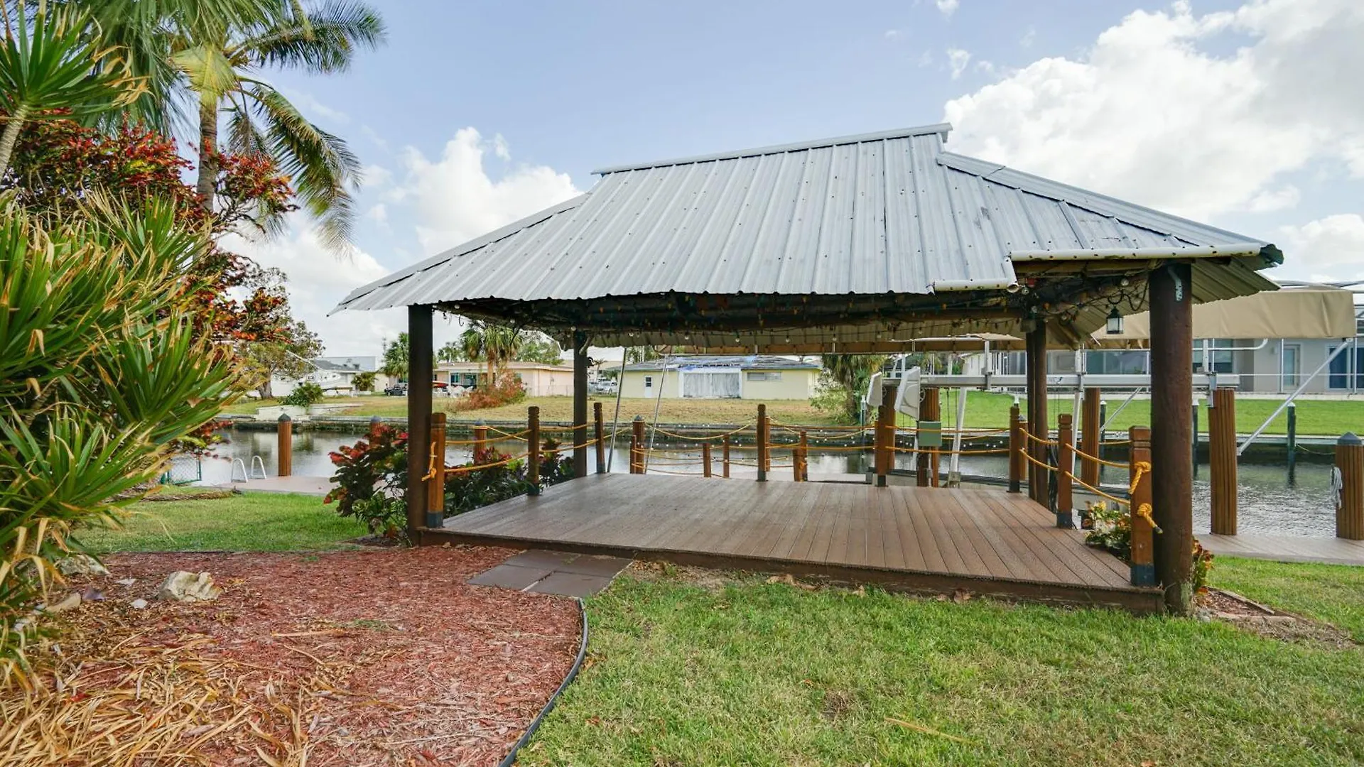 Less Than 1 Mi To Canal-front Escape! * Cape Coral