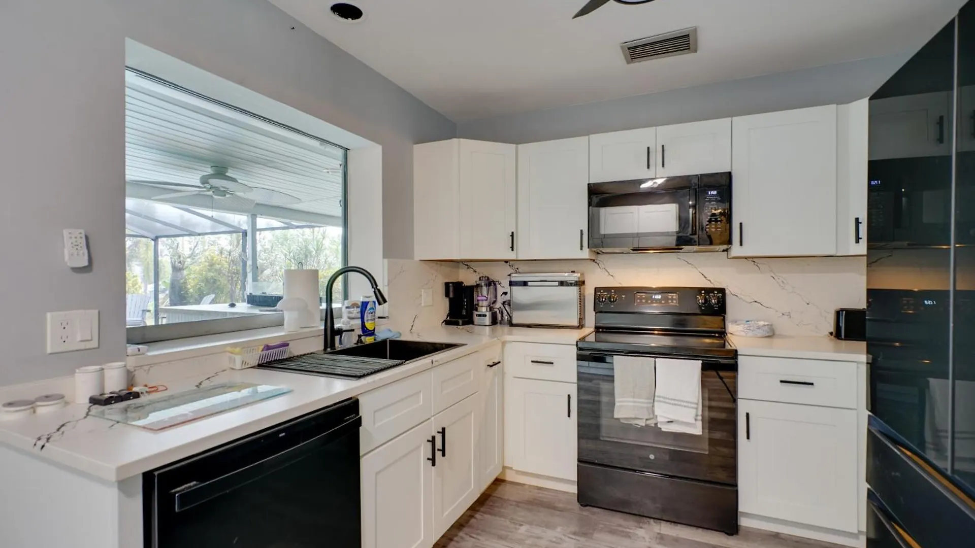 Less Than 1 Mi To Canal-front Escape! * Cape Coral