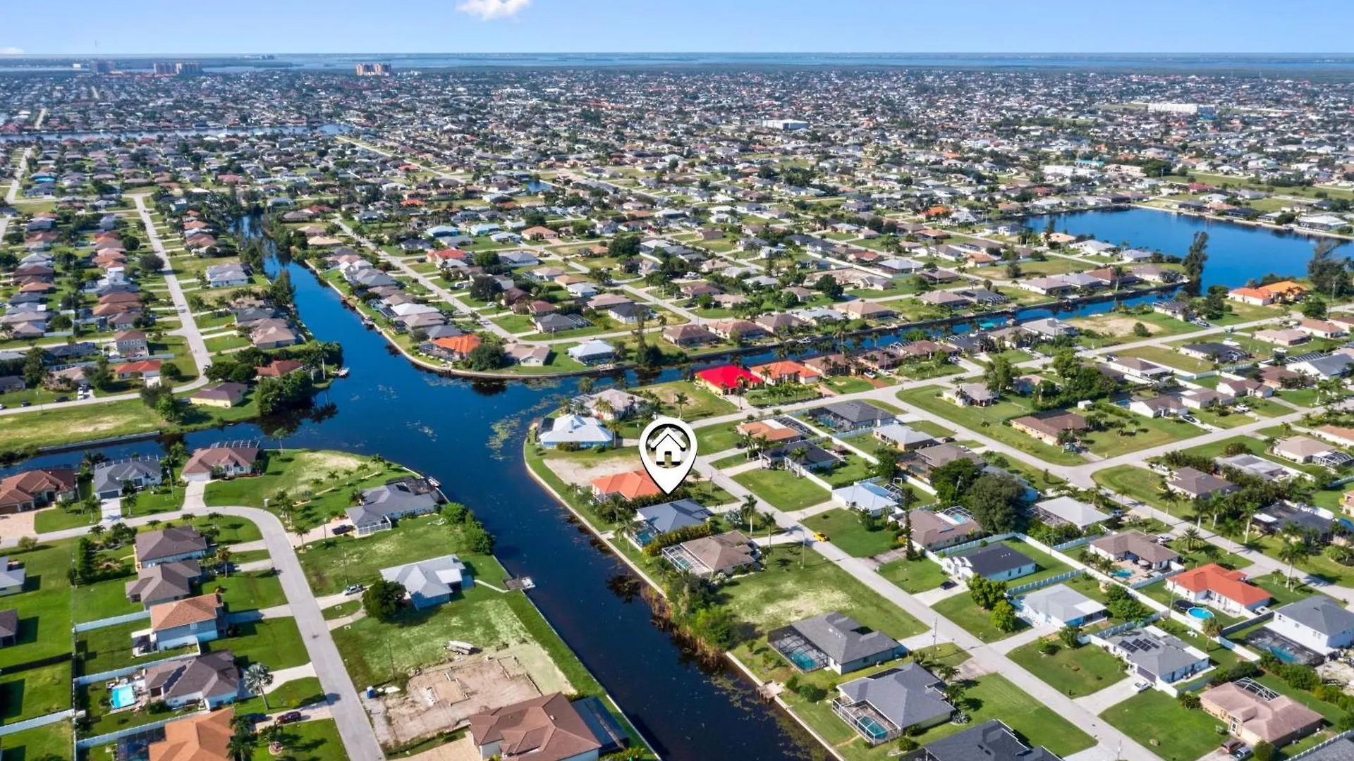 On The Canal With Private Pool! Holiday home Cape Coral