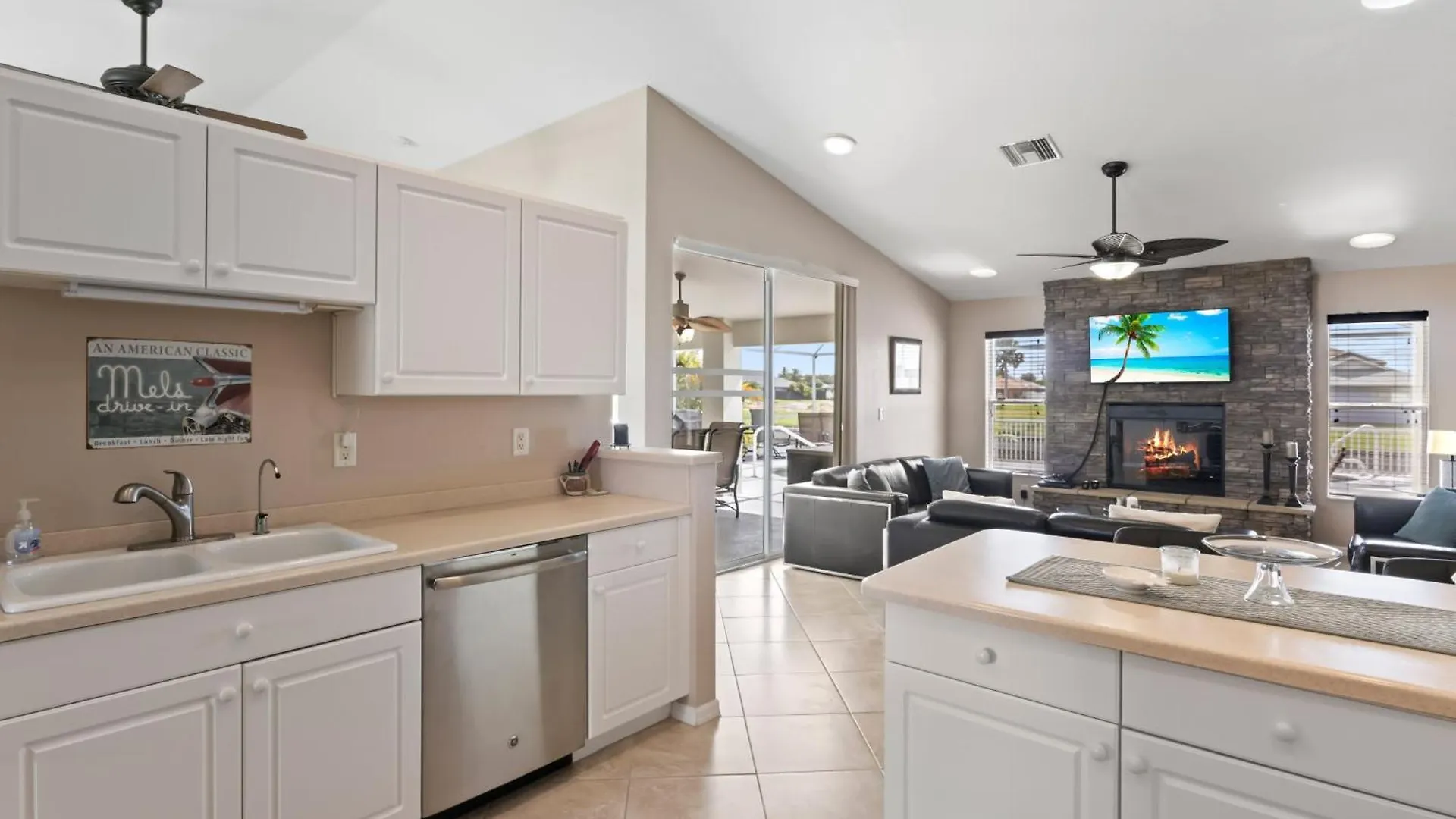 Holiday home On The Canal With Private Pool! Cape Coral