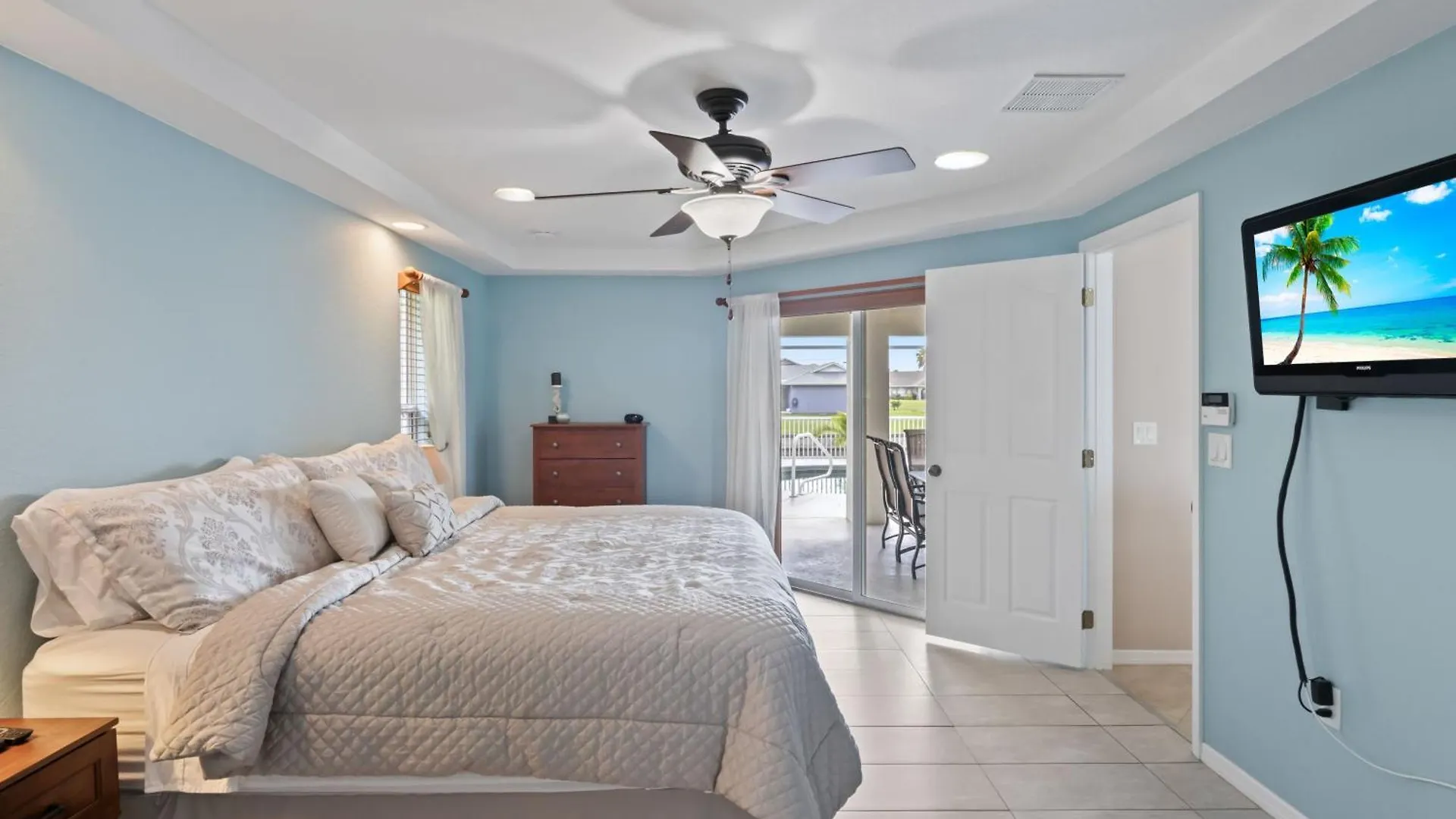 On The Canal With Private Pool! Cape Coral