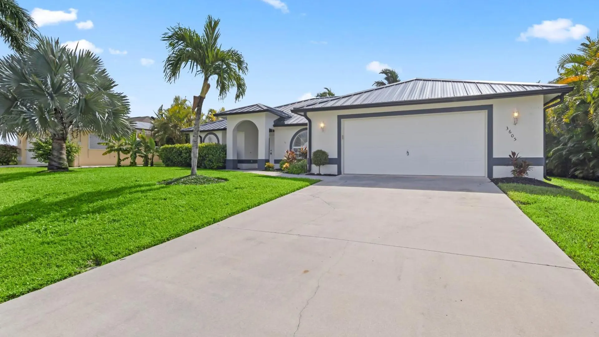 On The Canal With Private Pool! Holiday home Cape Coral