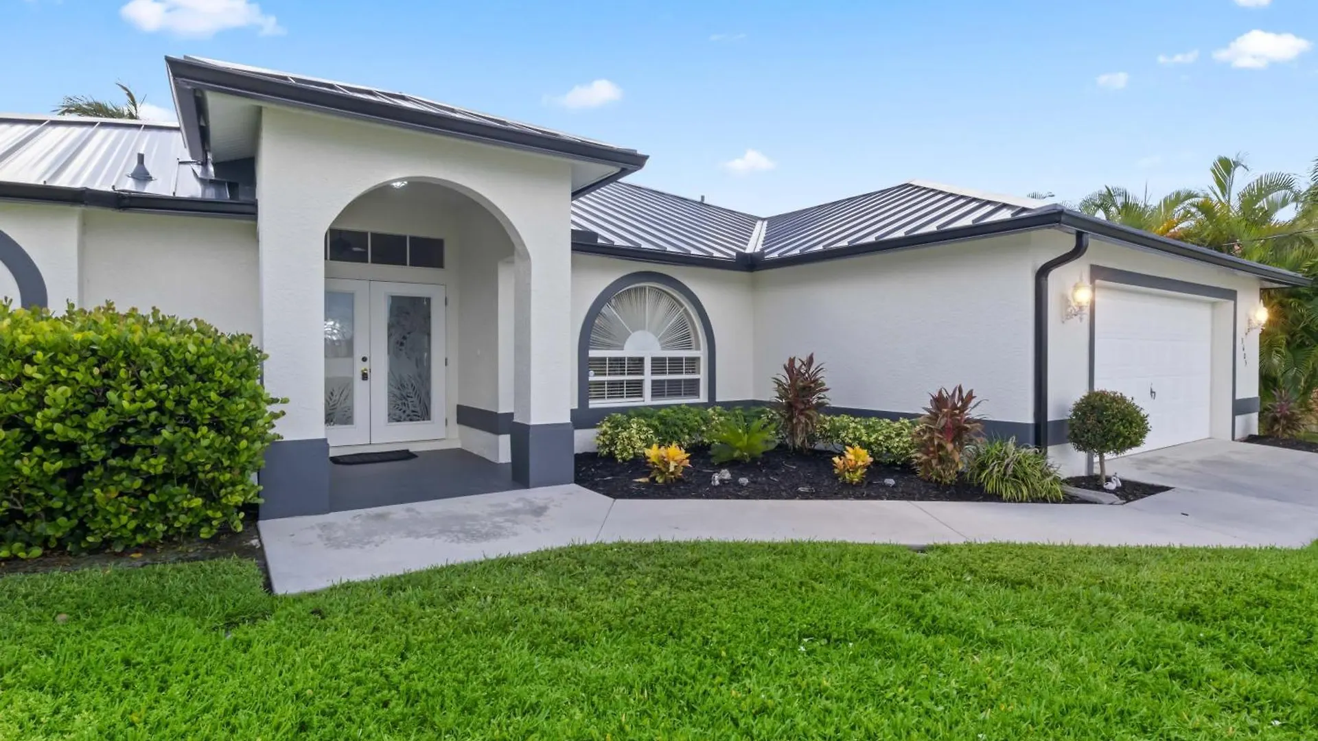 Holiday home On The Canal With Private Pool! Cape Coral