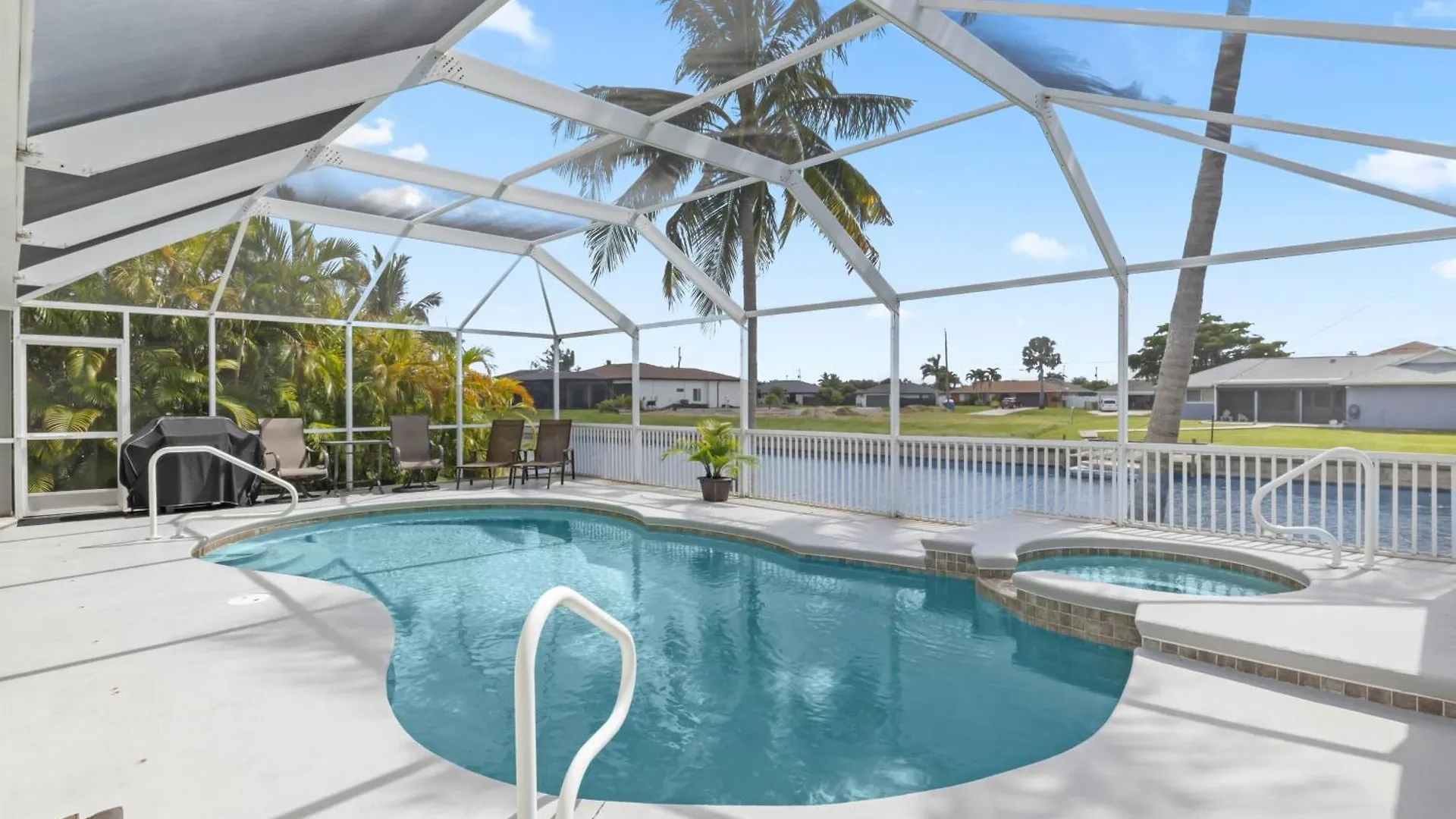 On The Canal With Private Pool! Cape Coral