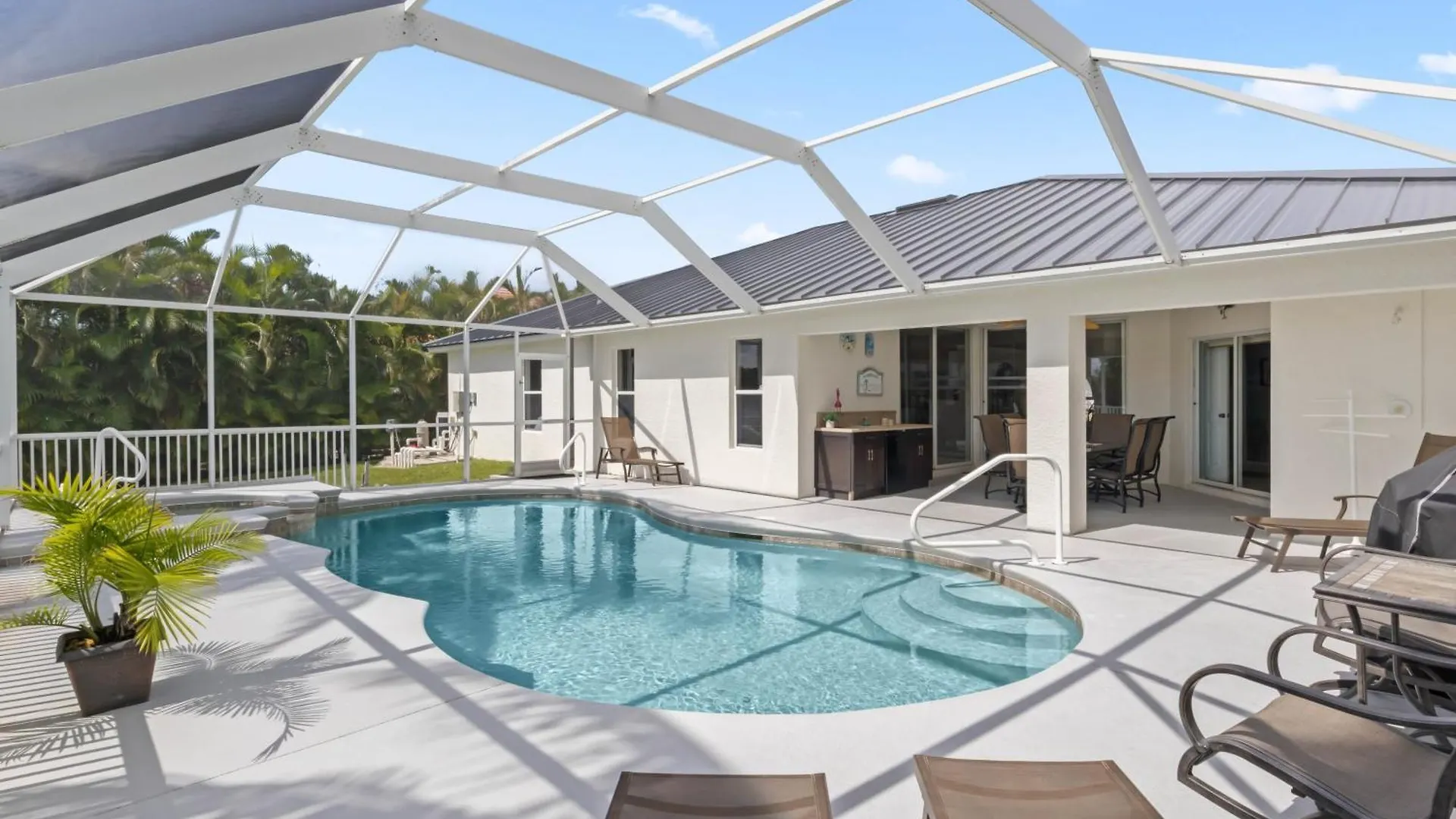 On The Canal With Private Pool! * Cape Coral