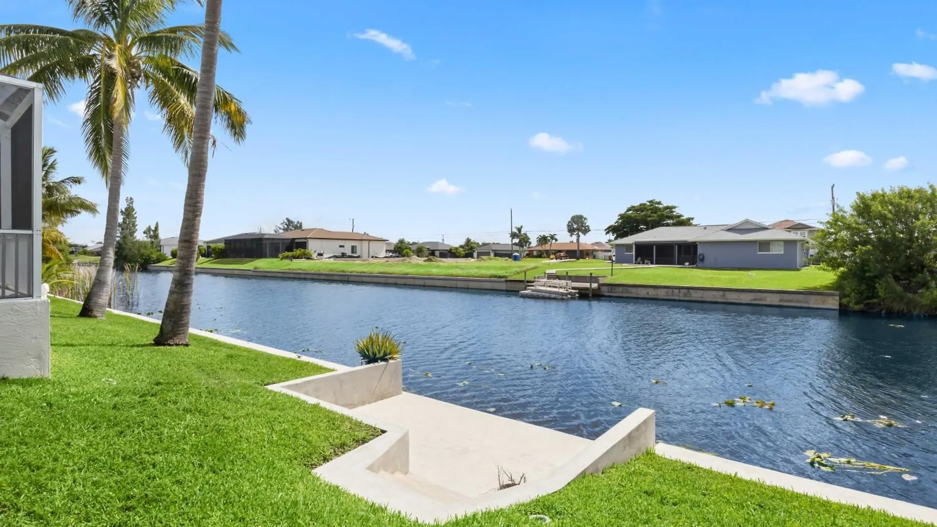 Holiday home On The Canal With Private Pool!