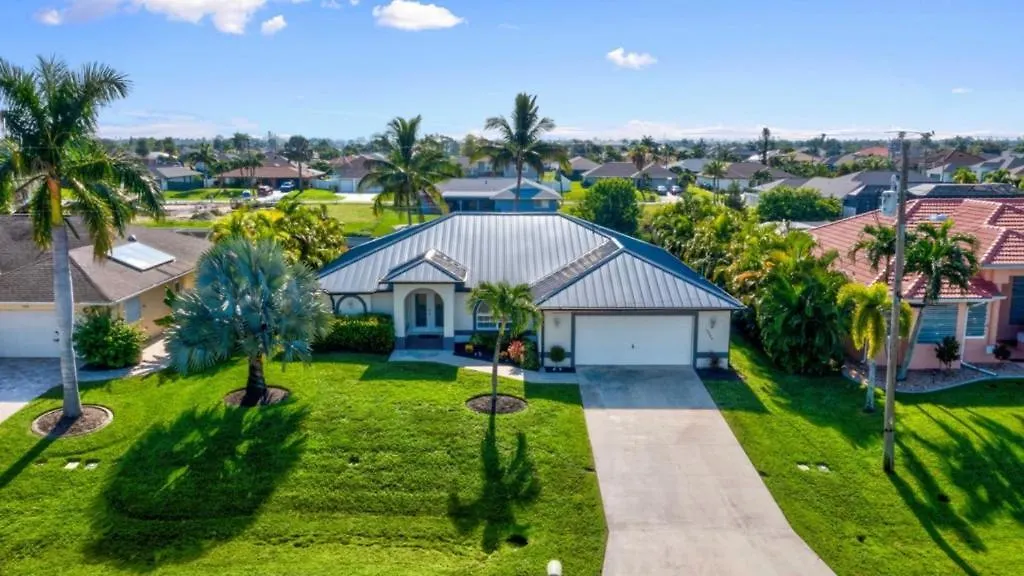 On The Canal With Private Pool! Holiday home Cape Coral