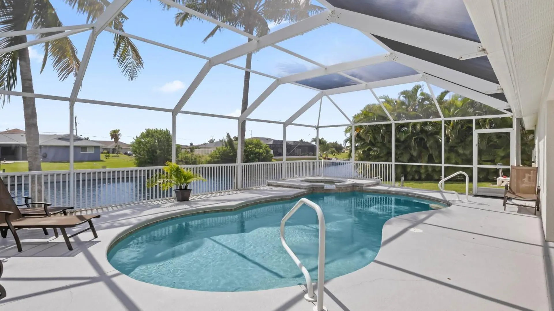 On The Canal With Private Pool! Cape Coral