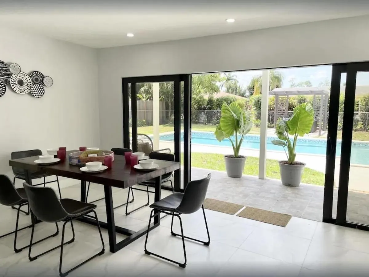 Family-friendly Oasis With Pool! Holiday home Cape Coral