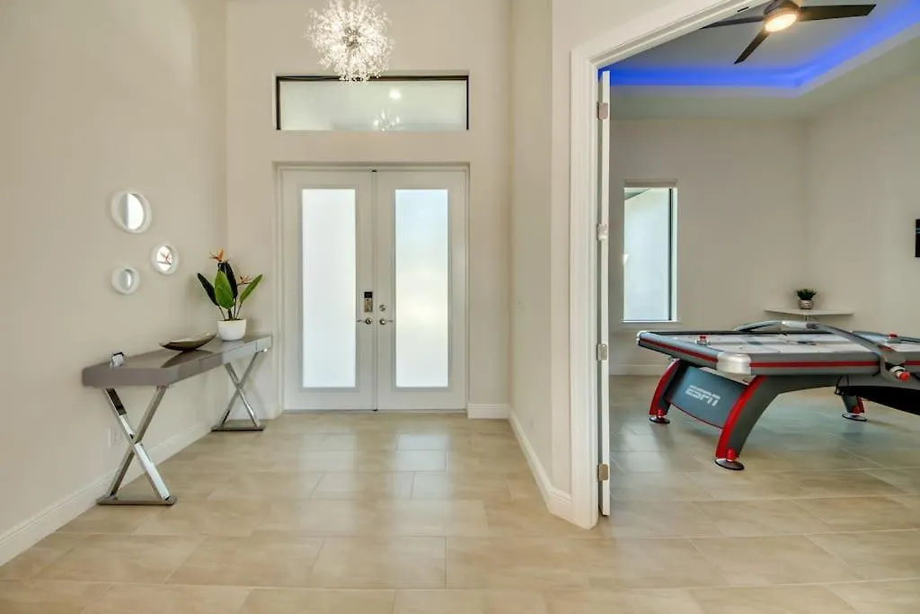 Aesthetic By Coralvilla - Elegant With Pool