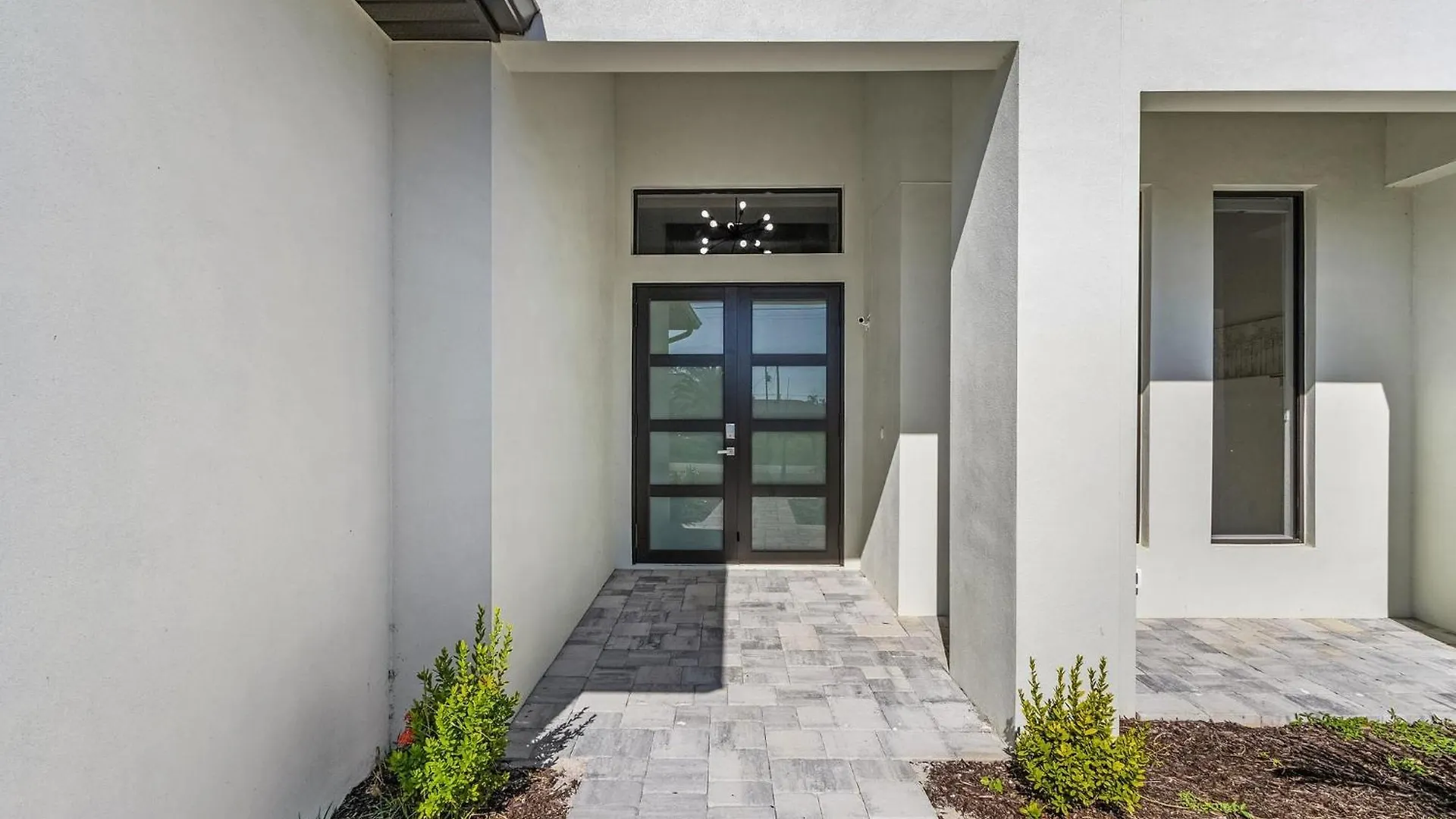 Experience Luxury, Canal Views, Heated Pool - Sojourner Sanctuary -roelens